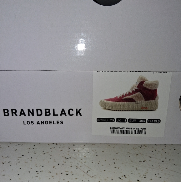 PRICE IS FIRM!!! WOMENS 7.5 - BRAND BLACK LOS ANGELES. CAPO FAUX SHEARLING SHOES - Picture 9 of 9